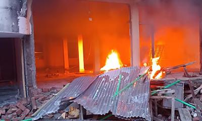 লক্ষ্মীপুরে সাবেক এমপি নয়নের বাড়িতে আগুন