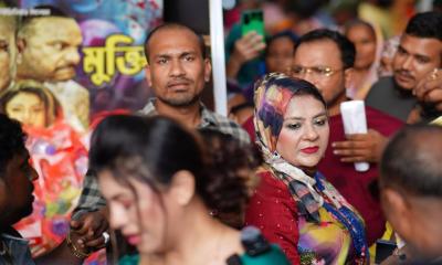 ঢাকা মেডিকেলের দুস্থ রোগীর স্বজনদের পাশে ‘গোয়ার’ ছবির টিম