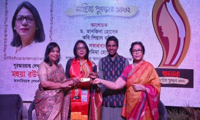 অনন্যা সাহিত্য পুরস্কার পেলেন মহুয়া রউফ