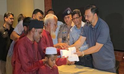 ব্রাহ্মণবাড়িয়ার দৃষ্টি প্রতিবন্ধী সংগীতশিল্পী পরিবারকে সহায়তা