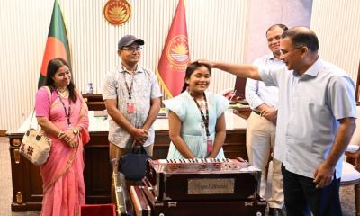 প্রধানমন্ত্রীর সঙ্গে খুদে শিল্পী অনুশ্রীর সাক্ষাৎ 