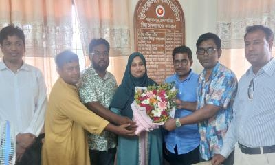 বাঞ্ছারামপুরে সহকারী শিক্ষা অফিসারকে ফুলের শুভেচ্ছা