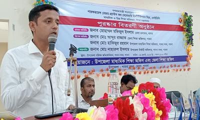 পাবনায় কৃতি শিক্ষার্থীদের মাঝে পুরস্কার বিতরণ 