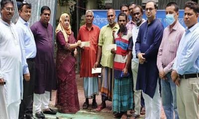 বাঞ্ছারামপুরে ঢেউটিন-নগদ অর্থ বিতরণ