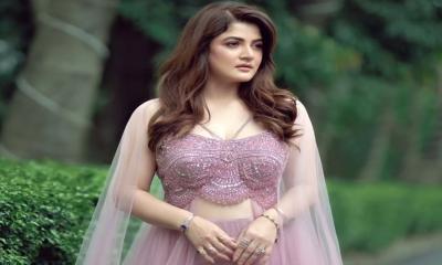 লেহেঙ্গায় মুগ্ধতা ছড়ালেন শ্রাবন্তী চ্যাটার্জি