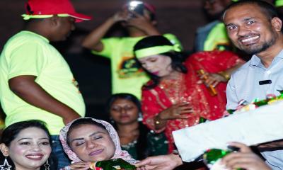 বিরতিতে চিপস কেক ফান্টা বিক্রি করলেন নায়ক রাসেল মিয়া