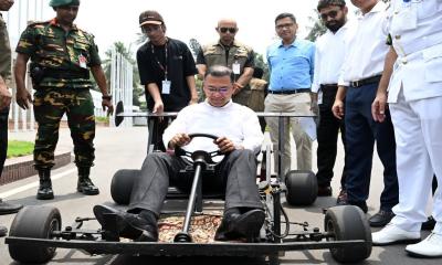 কলেজছাত্রের নির্মিত গো-কার্ট চালিয়ে উৎসাহ দিলেন প্রধানমন্ত্রী