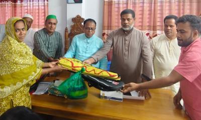 হোমনায় শিক্ষাপ্রতিষ্ঠানে ক্রীড়া সামগ্রী বিতরণ