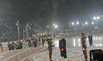 শহীদ মিনারে রাষ্ট্রপতি ও প্রধানমন্ত্রীর শ্রদ্ধা