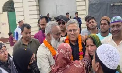 জেলগেটে আ.লীগ নেতাকে মালা দিয়ে বরণ করলেন বিএনপির এমপি