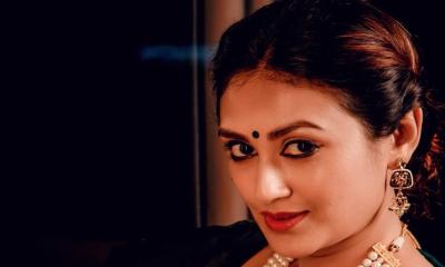 শাড়িতে স্নিগ্ধতা ছড়ালেন কুসুম শিকদার