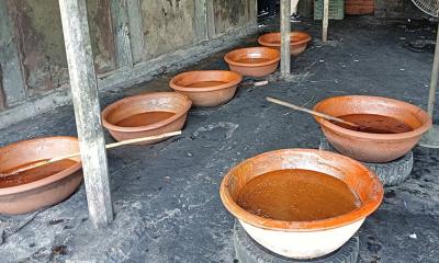 বাঘায় আটা-চিনি-কাপড়ের রঙ দিয়ে তৈরি হচ্ছে খেজুরের গুড়!