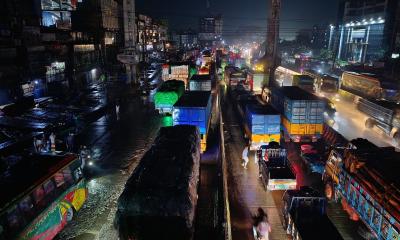 পাম্পে গাড়ির দীর্ঘ সিরিয়াল