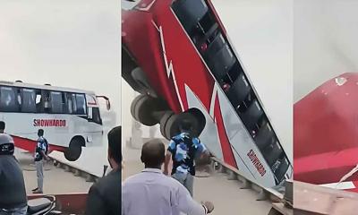 ফেরিতে উঠতে গিয়ে পদ্মায় পড়ে গেল যাত্রীবাহী বাস, নিহত ২