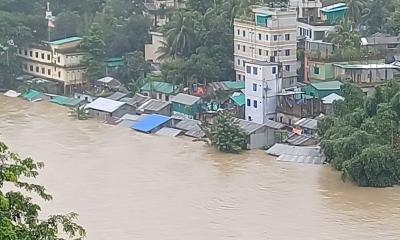 ভারী বৃষ্টিতে কয়েক অঞ্চলে বন্যার শঙ্কা
